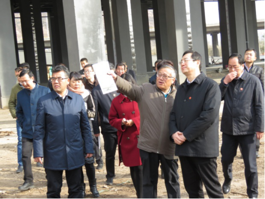 省委常委、西寧市委書記王曉在青海省物產(chǎn)集團(tuán)總公司黨委書記、總經(jīng)理王玉輝陪同下，深入青海物產(chǎn)朝陽物流園區(qū)。