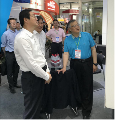 省委常委、西寧市委書記王曉蒞臨第十九屆青洽會(huì)青海物產(chǎn)展位參觀